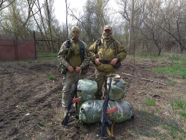 Бійці розвідувального підрозділу ЗСУ на Донбасі із сітками студентів-істориків